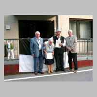 080-2351 19. Treffen vom 3.-5. September 2004 in Loehne - Das Ehepaar Retat nach der Ehrung mit Gerhard Kugland (rechts) und Otto Daniel.JPG